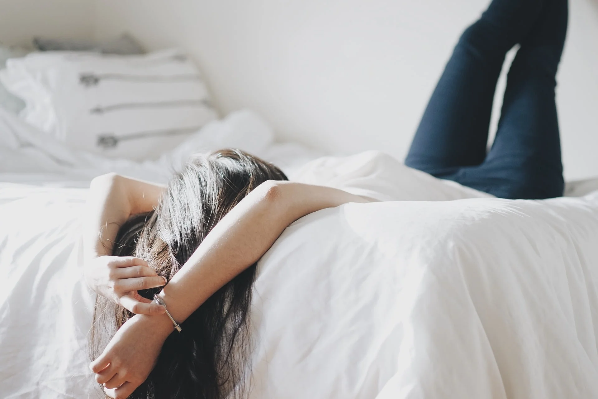 vermoeide vrouw ligt op bed