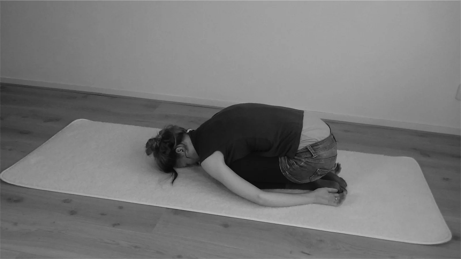 yin yoga kindhouding/child's pose zijkant door Femke de Grijs