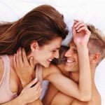 man en vrouw liggen in bed