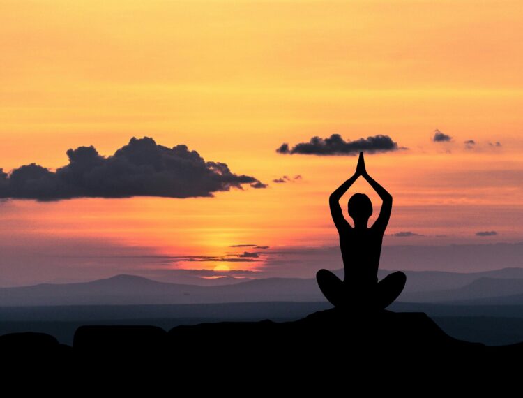 mediteren tijdens zonsondergang