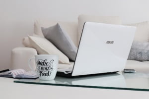 laptop met beker