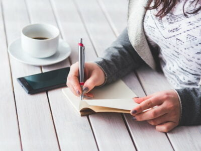 vrouw schrijft in notitieboek