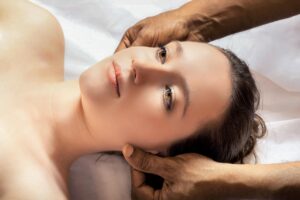 vrouw ontvangt massage