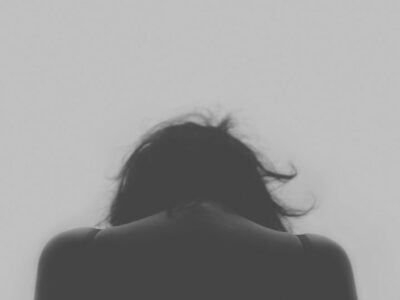 depressieve vrouw buigt haar hoofd voorover