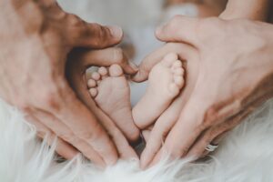 baby voeten met handen in hartvorm
