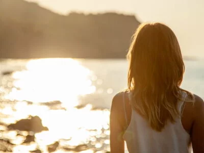 zonlicht schijnt op vrouw
