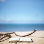 boek ligt op strand