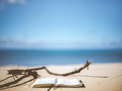 boek ligt op strand