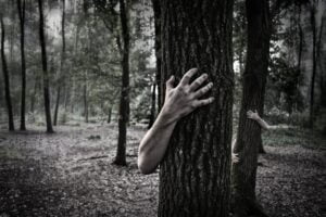 mensen verstoppen zich in bos