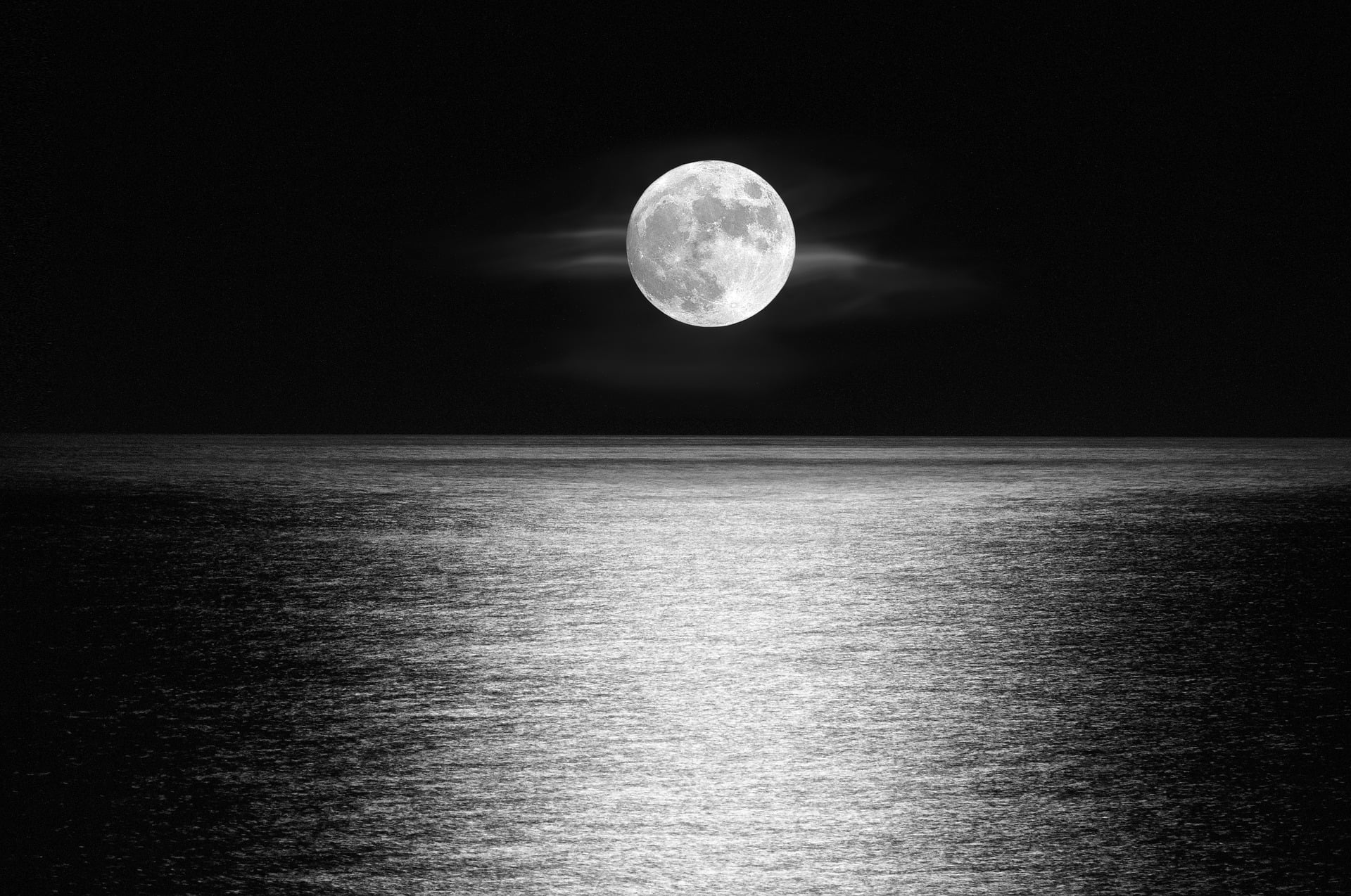 volle maan boven oceaan