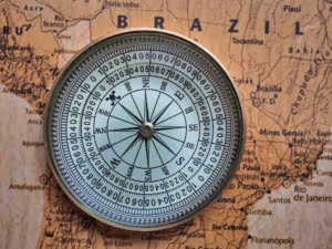 kompas ligt op deel van wereldkaart
