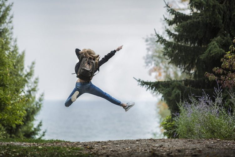 strong willed vrouw springt