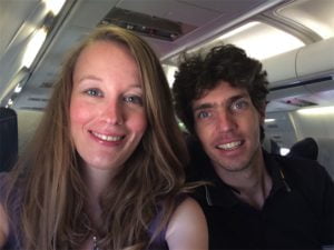 Femke de Grijs en Mathijs van der Beek zitten in het vliegtuig