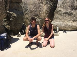 Femke de Grijs en Mathijs van der Beek zitten op Boulders Beach tussen pinguïns