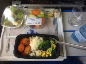 veganistische maaltijd in het vliegtuig