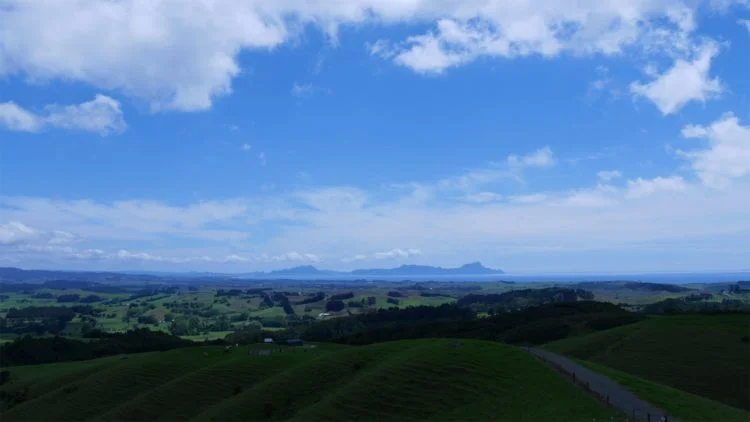uitzicht in Waipu op de zee en heuvels