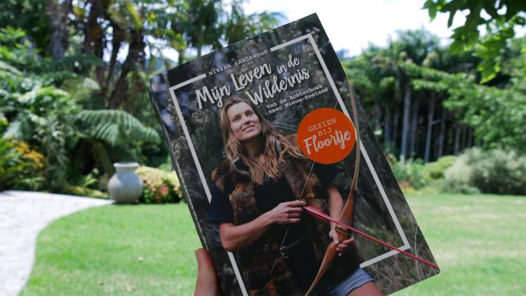 voorkant van het boek Mijn leven in de Wildernis van Miriam Lancewood, met op de achtergrond bomen