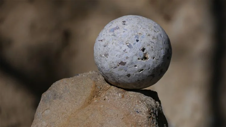 stenen bol op het Plateau van de Piramide van de Draak