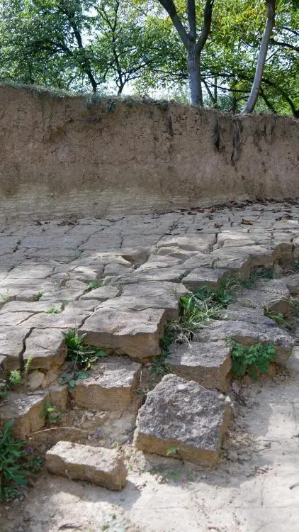 lagen gesteente bij de Piramide van de Maan in Bosnië-Herzegovina