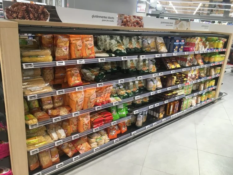 supermarkt schappen met pasta in Hongarije