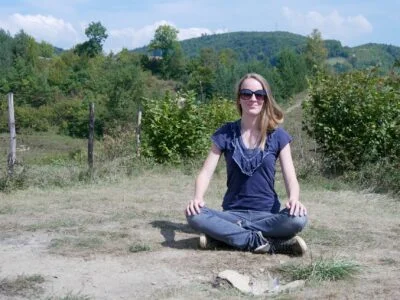 Femke de Grijs mediteert boven op Tumulus