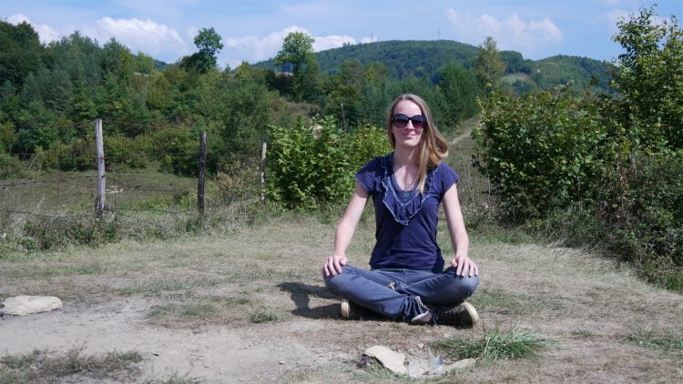 Femke de Grijs mediteert boven op Tumulus