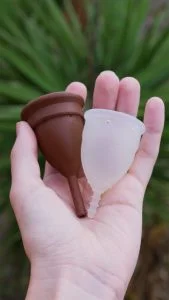 menstruatiecup De Keeper en OrganiCup in hand