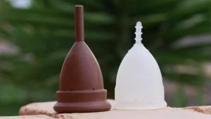 menstruatiecup De Keeper en Organicup naast elkaar neergezet