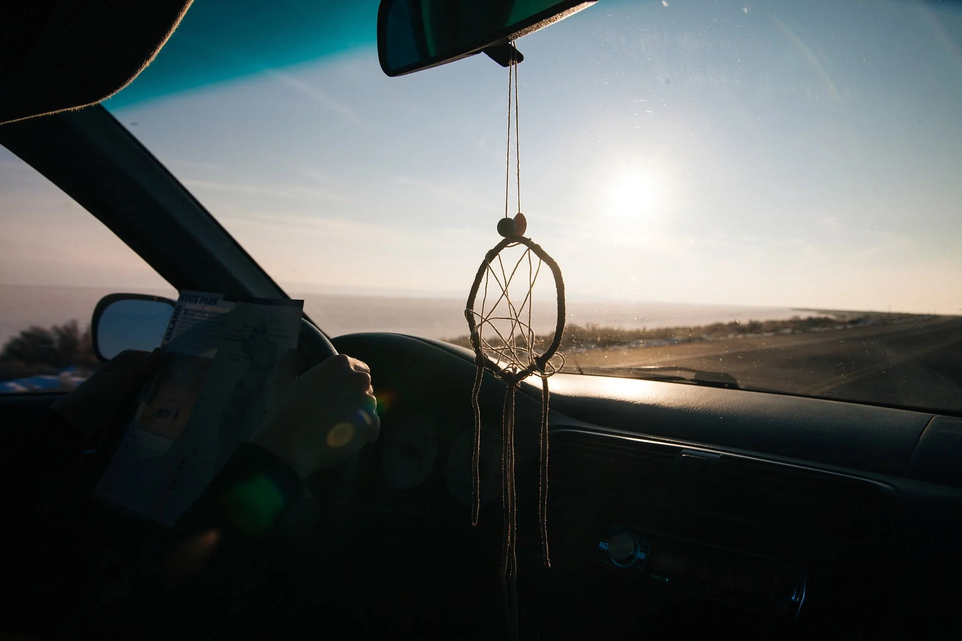 dromenvanger in de auto, terwijl iemand autorijdt