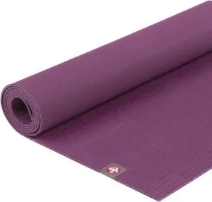 Yoga mat in de kleur aubergine van het merk Manduka