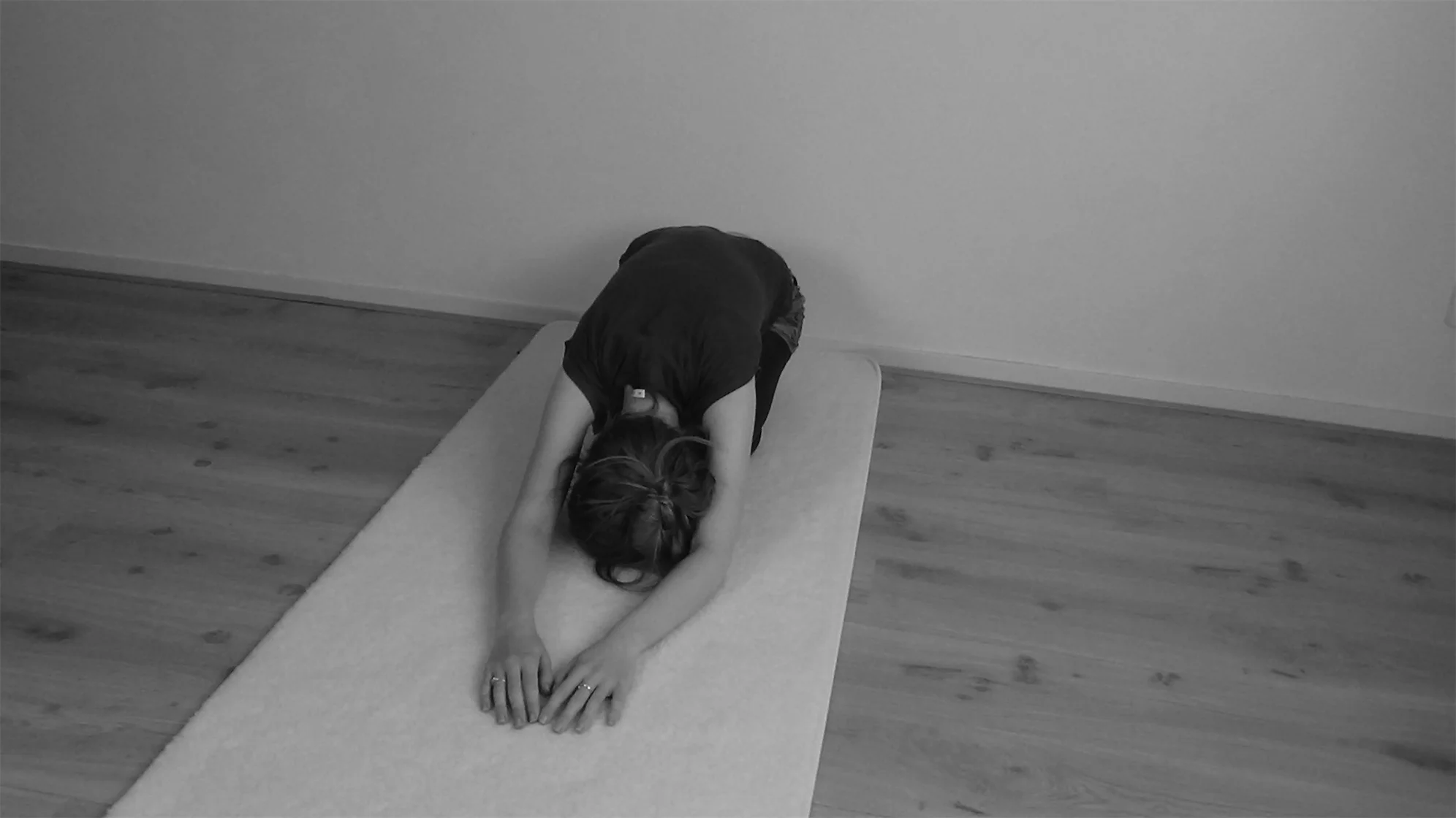 Yin Yoga kindhouding voorkant
