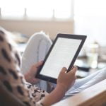 vrouw is aan het lezen op e-reader