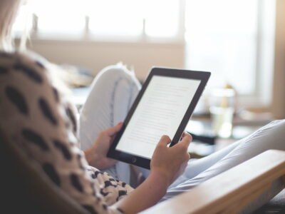 vrouw is aan het lezen op e-reader