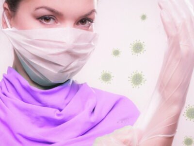 vrouw beschermt zichzelf met handschoen en mondkap voor Corona virus