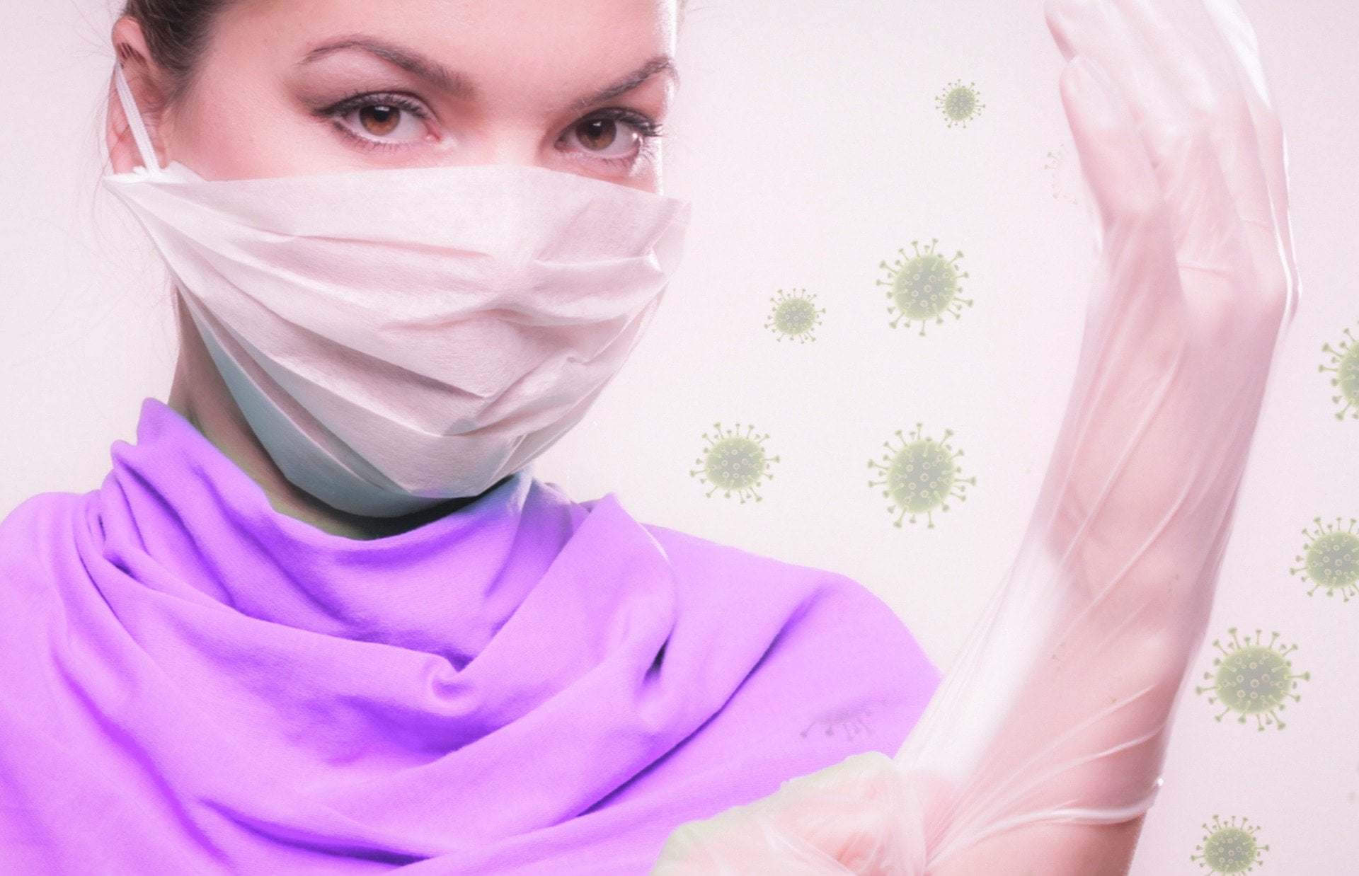 vrouw beschermt zichzelf met handschoen en mondkap voor Corona virus
