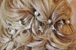blond opgestoken haar