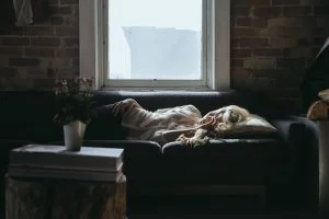 vrouw met chronische vermoeidheid ligt op bed