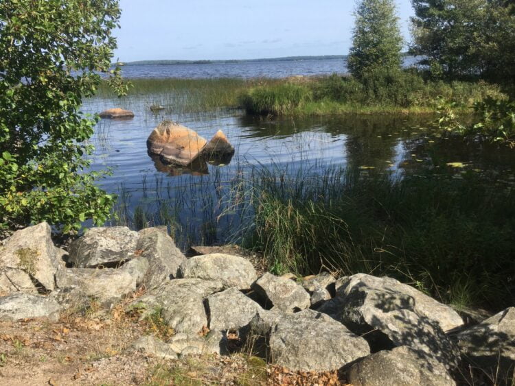 stenen in het meer bij Åsnens nationalpark