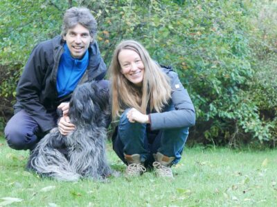 Femke de Grijs en Mathijs van der Beek met hond Otje in Zweden
