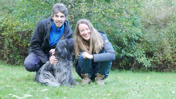 Femke de Grijs en Mathijs van der Beek met hond Otje in Zweden
