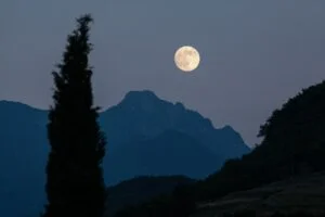 volle maan met berg