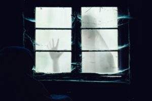 nachtmerrie scene: vrouw staat bij een raam