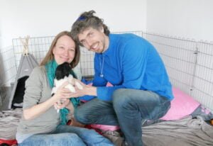 Femke de Grijs en Mathijs van der Beek met Schapendoes pup van vier weken