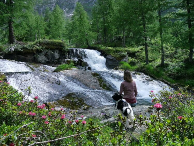 Femke de Grijs zit met Juultje in Zwitserland voor een waterval