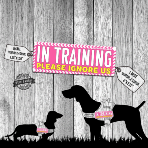 honden label met de tekst: in training please ignore