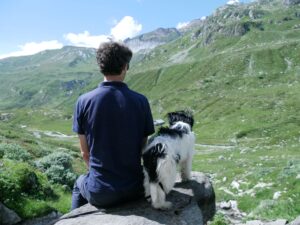 Mathijs van der Beek en schapendoes pup Juultje in Zwitserland