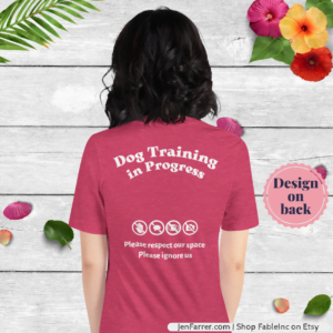 framboos kleurig shirt met de tekst: dog training in progress, please resect our space please ignore us