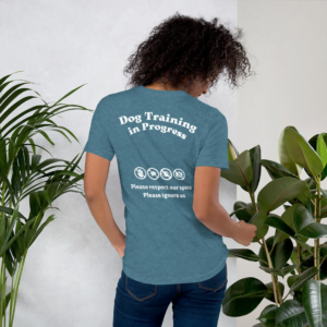 blauwgroen shirt met de tekst: dog training in progress, please resect our space please ignore us