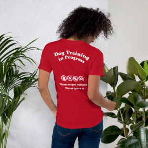 rood shirt met de tekst: dog training in progress, please resect our space please ignore us