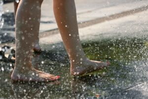 blote voeten en waterdruppels